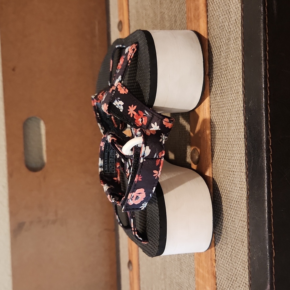 Teva sandles - Picture 3 of 8